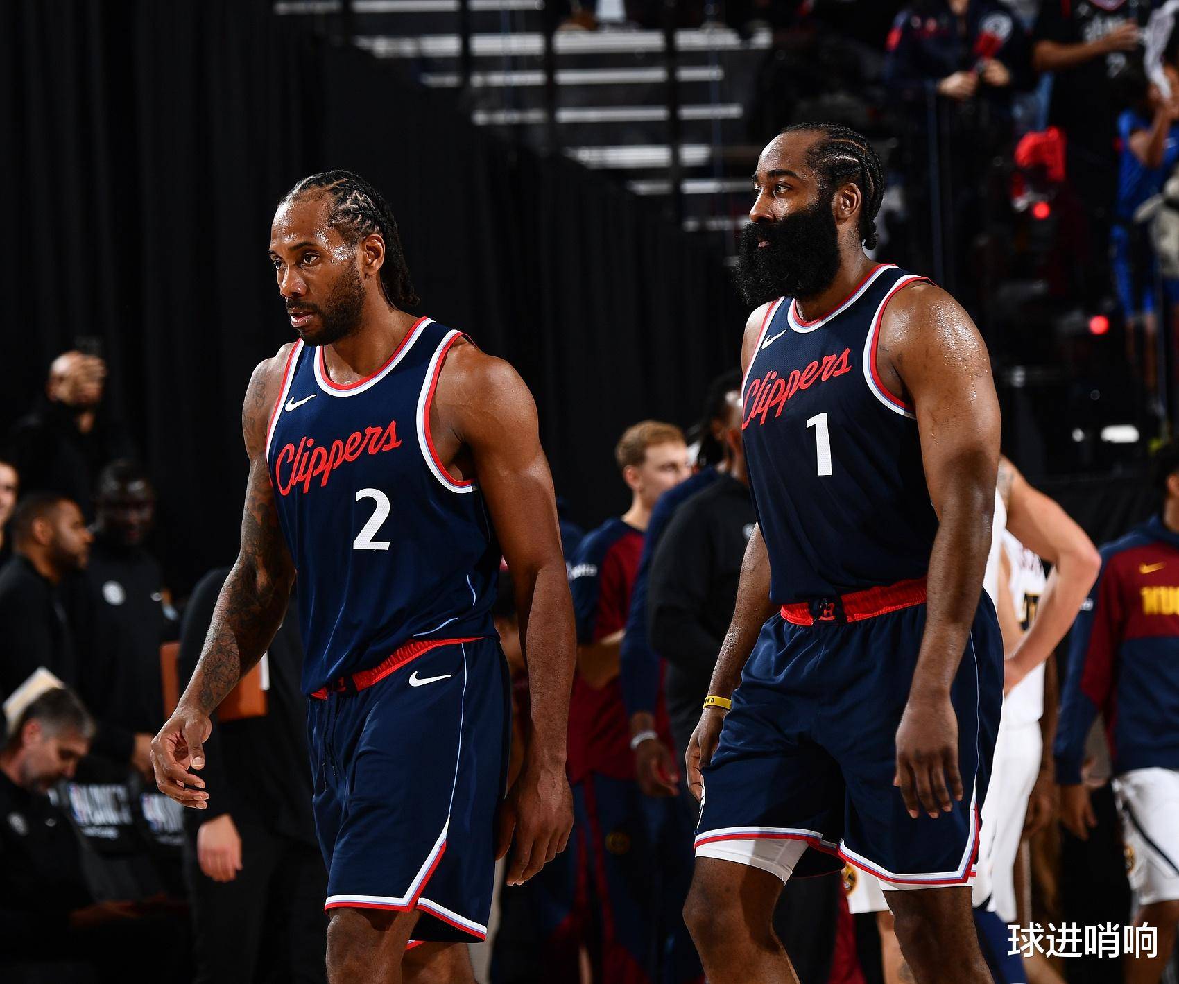 爱游戏中国官网包含哈登在湖人比赛中大比分获胜，出色防守引发热议！的词条