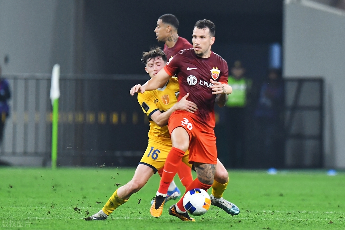 爱游戏APP关于上海海港迎法国杯关键赛,集结日外线爆发,引发热议,年轻球员得到机会的信息