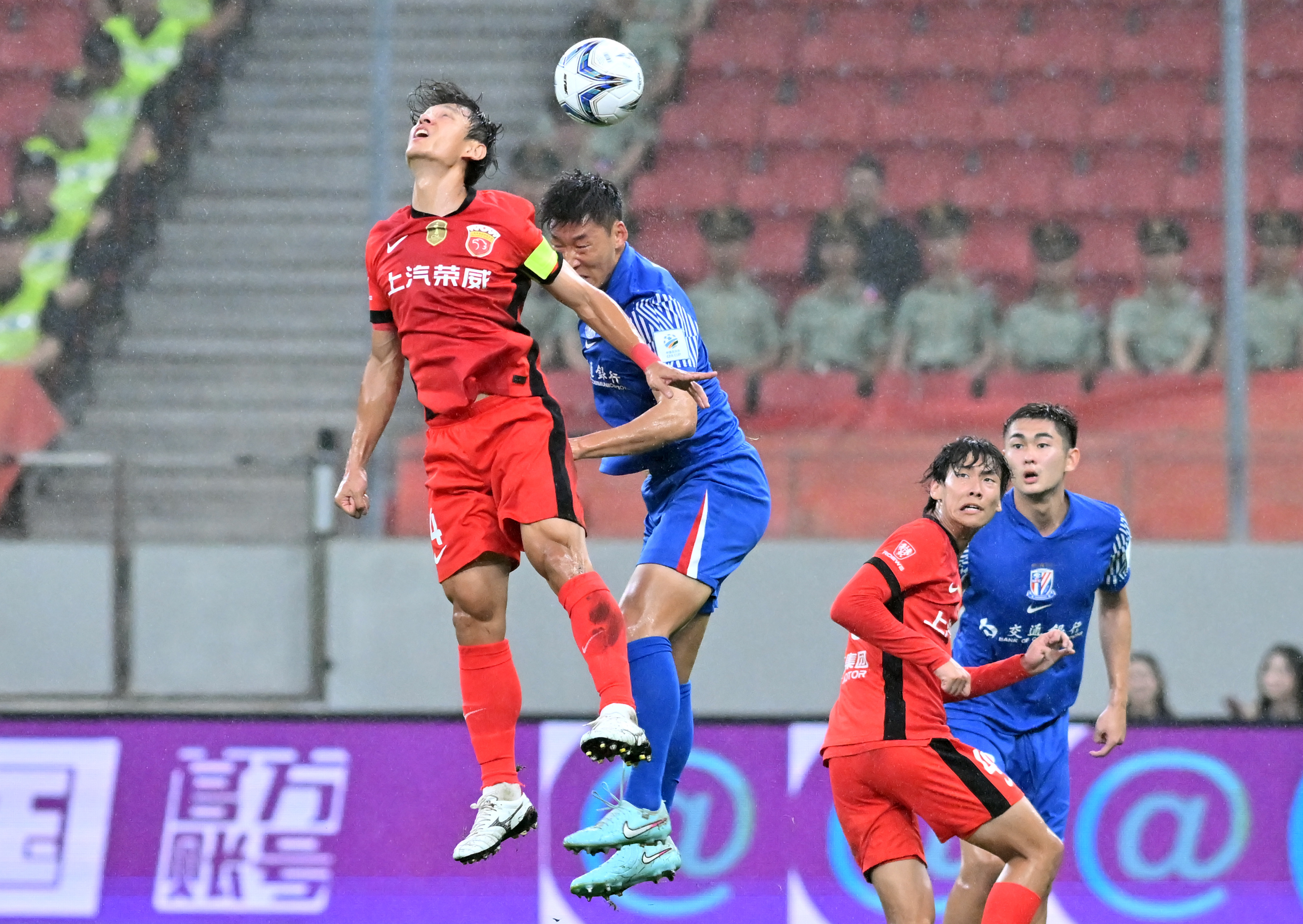 关于上海海港迎法国杯关键赛，集结日外线爆发，引发热议，年轻球员得到机会的信息